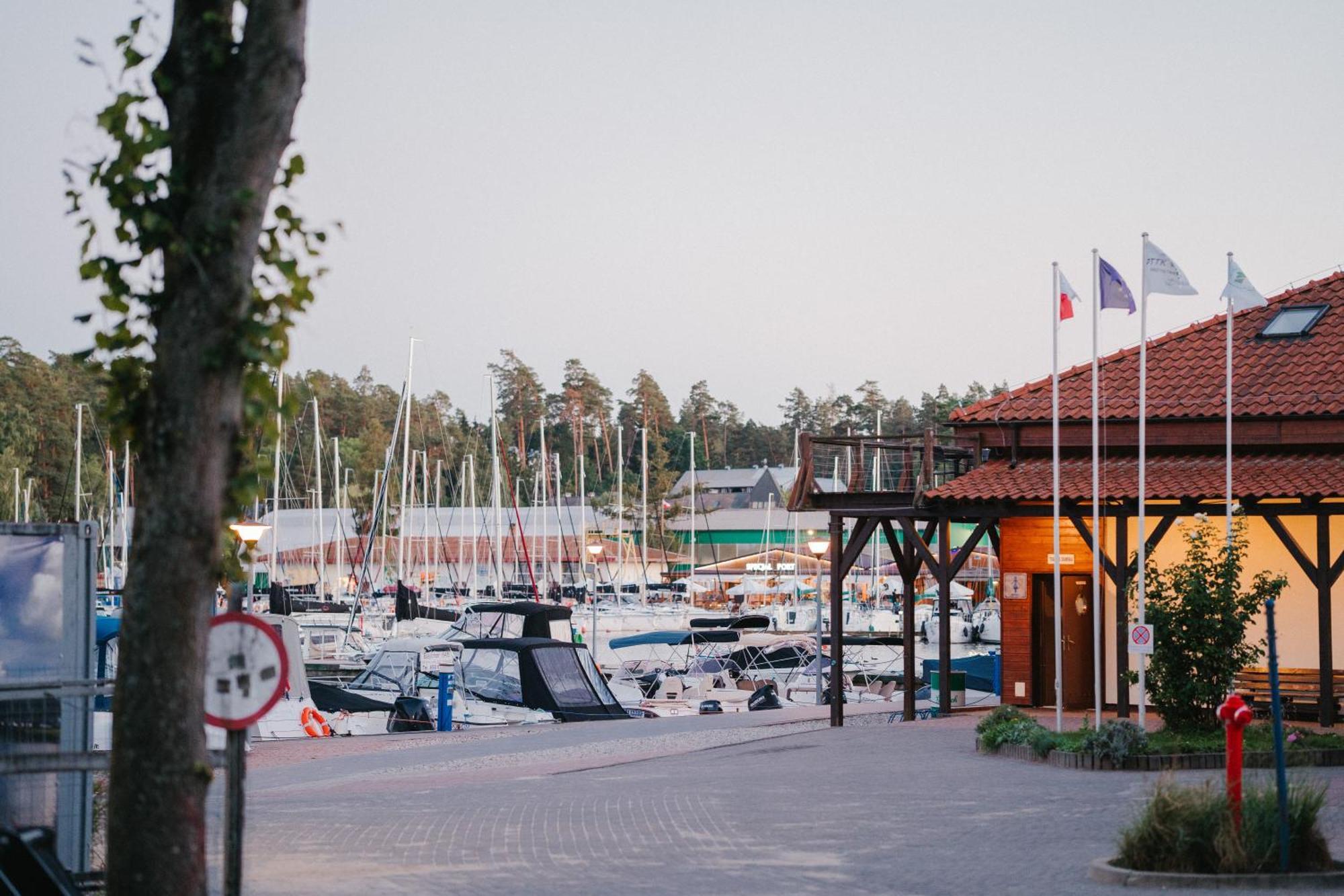 Yacht Apartments Вилкасы Экстерьер фото
